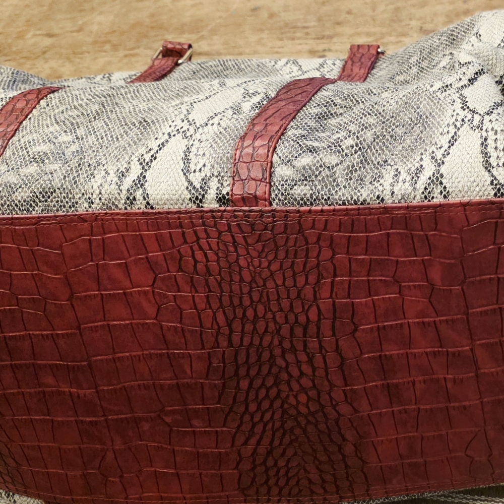 Steve Madden XLarge Stylish Snakeskin Patterned Travel bag with Red Accents - Picture 7 of 10